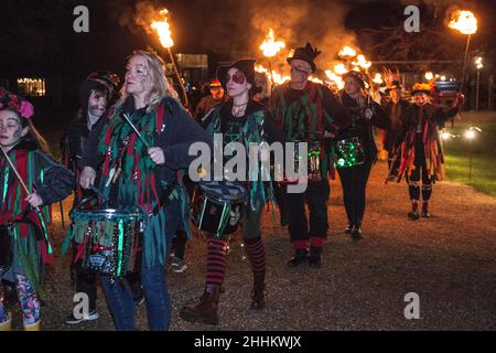 Wassailing im Michelham Priory, Sussex 2022 Segnung der Obstgärten, um eine gute Ernte für das Jahr zu gewährleisten. Bild Terry Apply Stockfoto