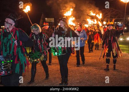 Wassailing im Michelham Priory, Sussex 2022 Segnung der Obstgärten, um eine gute Ernte für das Jahr zu gewährleisten. Bild Terry Apply Stockfoto