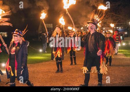 Wassailing im Michelham Priory, Sussex 2022 Segnung der Obstgärten, um eine gute Ernte für das Jahr zu gewährleisten. Bild Terry Apply Stockfoto