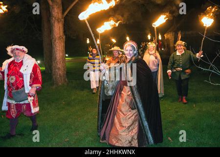 Wassailing im Michelham Priory, Sussex 2022 Segnung der Obstgärten, um eine gute Ernte für das Jahr zu gewährleisten. Bild Terry Apply Stockfoto