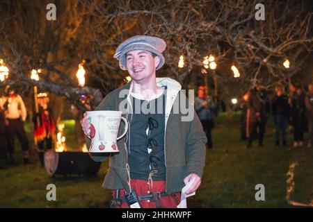 Wassailing im Michelham Priory, Sussex 2022 Segnung der Obstgärten, um eine gute Ernte für das Jahr zu gewährleisten. Bild Terry Apply Stockfoto