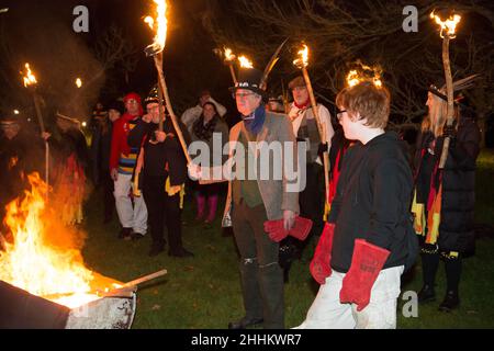 Wassailing im Michelham Priory, Sussex 2022 Segnung der Obstgärten, um eine gute Ernte für das Jahr zu gewährleisten. Bild Terry Apply Stockfoto