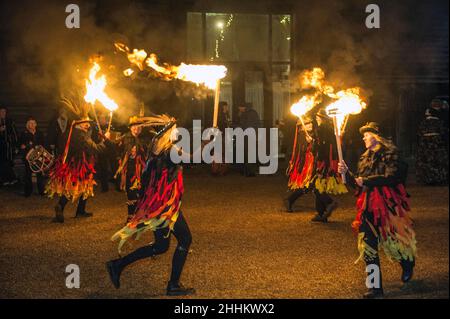 Wassailing im Michelham Priory, Sussex 2022 Segnung der Obstgärten, um eine gute Ernte für das Jahr zu gewährleisten. Bild Terry Apply Stockfoto