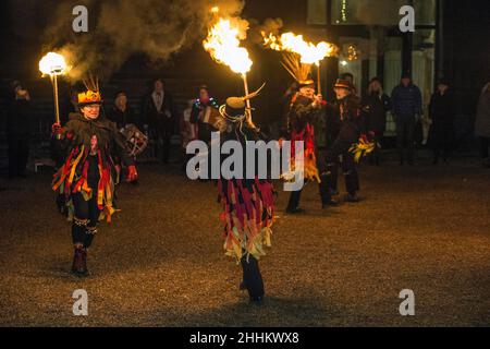 Wassailing im Michelham Priory, Sussex 2022 Segnung der Obstgärten, um eine gute Ernte für das Jahr zu gewährleisten. Bild Terry Apply Stockfoto