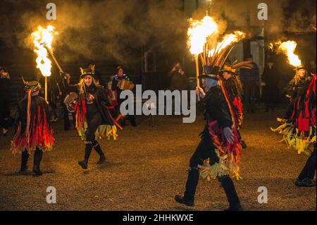 Wassailing im Michelham Priory, Sussex 2022 Segnung der Obstgärten, um eine gute Ernte für das Jahr zu gewährleisten. Bild Terry Apply Stockfoto