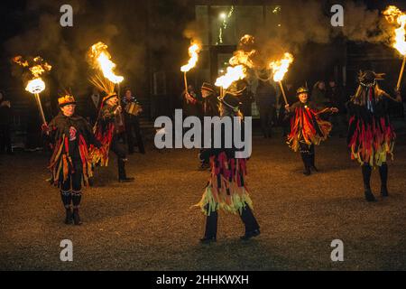 Wassailing im Michelham Priory, Sussex 2022 Segnung der Obstgärten, um eine gute Ernte für das Jahr zu gewährleisten. Bild Terry Apply Stockfoto