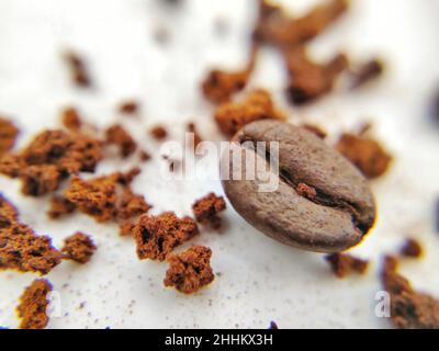 Nahaufnahme einer Kaffeebohne auf weißem Hintergrund Stockfoto