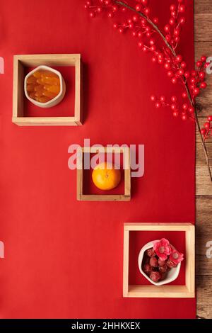 Klebrige Reiskuchen aus Holz bildet sich mit kandierten Früchten und Früchten im Inneren für das Frühlingsfest Stockfoto