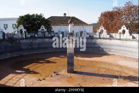 Zisterne aus dem 17th. Jahrhundert der Herdade da Mitra, Teilansicht von innen von einem Rundweg, in der Nähe des Dorfes Valverde, Evora, Portugal Stockfoto