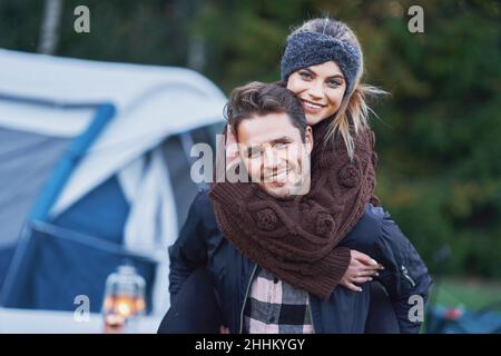 Junges nettes Paar, das Spaß auf Camping hat Stockfoto