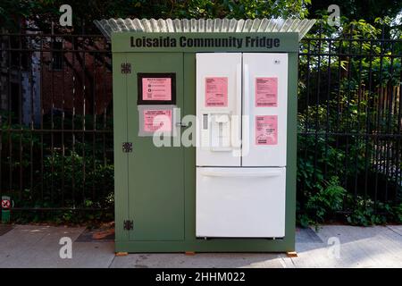 Loisaida Community Fridge, 602 E 9th St, New York, NY. Eine kostenlose Speisekammer und ein Kühlschrank im East Village, Lower East Side von Manhattan. Stockfoto