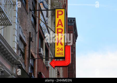 Ein 'Park 24 Stunden' Park 24 Stunden Parkhaus Neonschild in New York City. Stockfoto