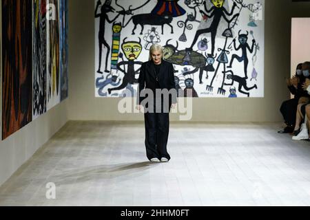 Paris, Frankreich. 24th Januar 2022. Modedesignerin Maria Grazia Chiuri auf der CHRISTIAN DIOR SS22 Runway während der Haute Couture Spring Summer 2022 - January 2022 - Paris, France 24/01/2022 Credit: dpa/Alamy Live News Stockfoto