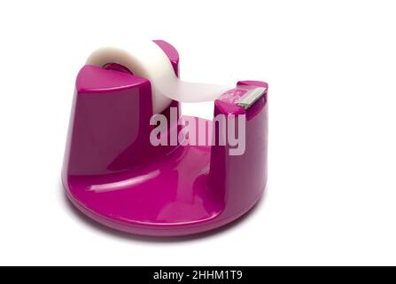 Nahaufnahme des farbigen Kunstrolledispensers für Büroklebeband zum bequemen Ablösen und Schneiden von Stücken auf weißem Hintergrund Stockfoto