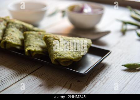 Nahaufnahme von grünen Erbsen Kachori oder indischem Fladenbrot mit selektivem Fokus Stockfoto