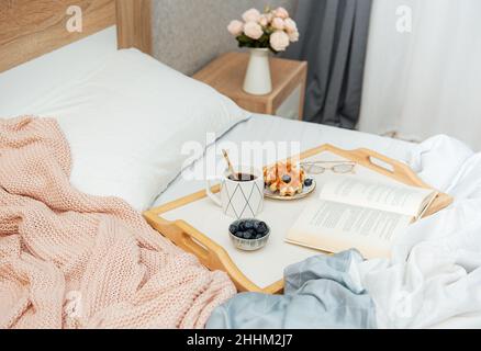 Wiener Waffeln und Kaffee im Bett. Frühstück am Morgen. Stockfoto