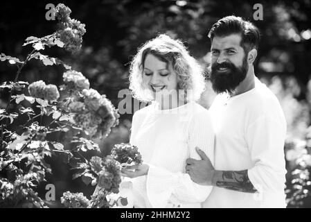 Zufriedene Freundin und Freund genießen romantischen Moment. Liebevoller Mann streichelt umarmt küssende Frau. Junges Paar in der Liebe haben Spaß - valentines Stockfoto