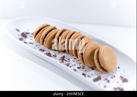 Schokoladenmakronen, Dessert mit weißen französischen Gerichten Stockfoto