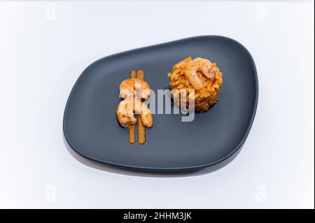 Garnelen janapnese Gericht chinesische Sticks, fideua schwarzes Gericht Stockfoto