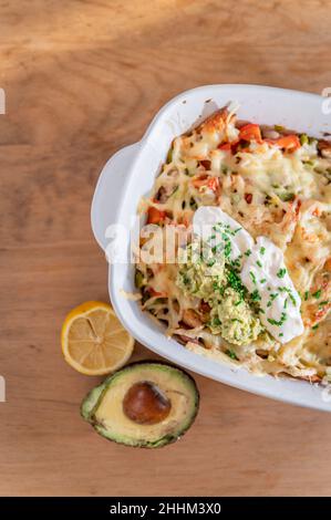 Nachos hausgemachter weißer Dip im Ofen Stockfoto