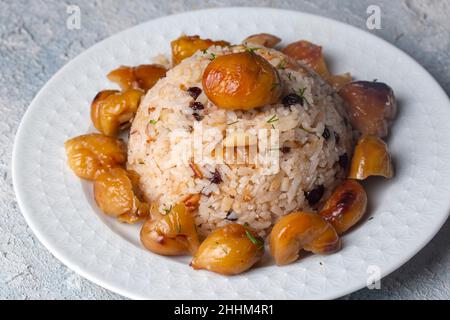 Traditionelle köstliche türkische Küche; Kastanienreis Pilaf (türkischer Name; kestaneli pilav) Stockfoto