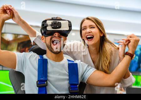 Portrait von glücklichen Menschen, die Spaß mit Virtual Reality Brillen haben. Koppeln Sie das neue vr-Headset Stockfoto