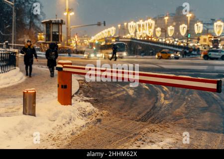 01.22.2022 Moskau, Russland. Straße geschlossene Barriere in einer verschneiten Winternacht in der Nähe der moskvoretsky Brücke Stockfoto