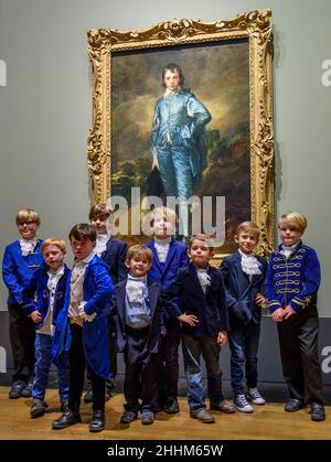 ‘The Blue Boy’ von Thomas Gainsborough wird anlässlich des 100th. Jahrestages seiner letzten Präsentation in Großbritannien in der National Gallery ausgestellt. Das Werk ist heute im Besitz der Huntington Library, des Art Museums und des Botanischen Gartens in San Marino, Kalifornien, wo es seit dem letzten Jahrhundert ausgestellt wird. Eine Gruppe ‘blauer Jungen’, Kinder von Mitarbeitern der National Gallery und der US-Botschaft in London, posieren vor ‘dem blauen Jungen’. (Kindermodell von der Galerie veröffentlicht). The National Gallery, London, Großbritannien. 24. Januar 2022. Stockfoto