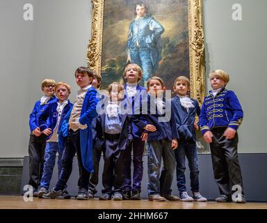 ‘The Blue Boy’ von Thomas Gainsborough wird anlässlich des 100th. Jahrestages seiner letzten Präsentation in Großbritannien in der National Gallery ausgestellt. Das Werk ist heute im Besitz der Huntington Library, des Art Museums und des Botanischen Gartens in San Marino, Kalifornien, wo es seit dem letzten Jahrhundert ausgestellt wird. Eine Gruppe ‘blauer Jungen’, Kinder von Mitarbeitern der National Gallery und der US-Botschaft in London, posieren vor ‘dem blauen Jungen’. (Kindermodell von der Galerie veröffentlicht). The National Gallery, London, Großbritannien. 24. Januar 2022. Stockfoto