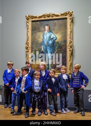 ‘The Blue Boy’ von Thomas Gainsborough wird anlässlich des 100th. Jahrestages seiner letzten Präsentation in Großbritannien in der National Gallery ausgestellt. Das Werk ist heute im Besitz der Huntington Library, des Art Museums und des Botanischen Gartens in San Marino, Kalifornien, wo es seit dem letzten Jahrhundert ausgestellt wird. Eine Gruppe ‘blauer Jungen’, Kinder von Mitarbeitern der National Gallery und der US-Botschaft in London, posieren vor ‘dem blauen Jungen’. (Kindermodell von der Galerie veröffentlicht). The National Gallery, London, Großbritannien. 24. Januar 2022. Stockfoto