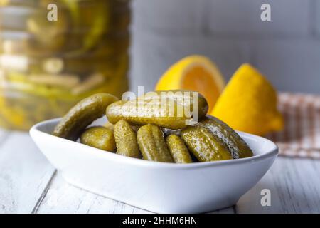 Teller mit Gurken, eingelegte Gurken Stockfoto