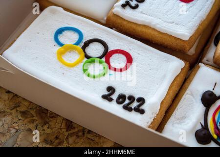 Peking, China. 25th Januar 2022. Kuchen mit olympischen Ringen in Peking, China am 25/01/2022 Konditoren in der chinesischen Hauptstadt haben Kuchen mit olympischen Ringen, olympischen Logos sowie Symbolen einzelner olympischer Wintersporte zur Feier der bevorstehenden Spiele auf den Markt gebracht. Von Wiktor Dabkowski Credit: dpa/Alamy Live News Stockfoto