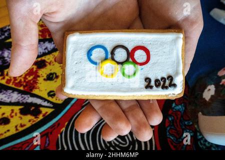 Peking, China. 25th Januar 2022. Kuchen mit olympischen Ringen in Peking, China am 25/01/2022 Konditoren in der chinesischen Hauptstadt haben Kuchen mit olympischen Ringen, olympischen Logos sowie Symbolen einzelner olympischer Wintersporte zur Feier der bevorstehenden Spiele auf den Markt gebracht. Von Wiktor Dabkowski Credit: dpa/Alamy Live News Stockfoto