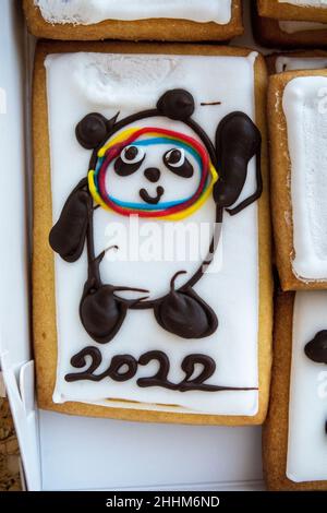 Peking, China. 25th Januar 2022. Kuchen mit Bing Dwen Dwen, Maskottchen der Olympischen Winterspiele in Peking, China am 25/01/2022 Konditoren in der chinesischen Hauptstadt haben Kuchen mit olympischen Ringen, olympischen Logos sowie Symbolen der einzelnen olympischen Wintersportarten zur Feier der bevorstehenden Spiele auf den Markt gebracht. Von Wiktor Dabkowski Credit: dpa/Alamy Live News Stockfoto