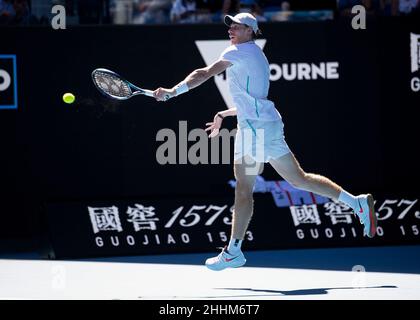 Melbourne, Australien. 25th. Januar 2022. Der kanadische Tennisspieler Denis Shapovalov in Aktion während des Australian Open Turniers im Melbourne Park am Dienstag, den 25. Januar 2022. © Jürgen Hasenkopf / Alamy Live News Stockfoto