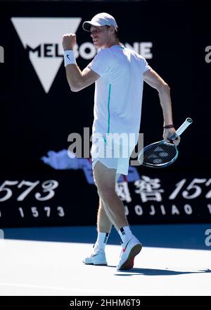 Melbourne, Australien. 25th. Januar 2022. Der kanadische Tennisspieler Denis Shapovalov in Aktion während des Australian Open Turniers im Melbourne Park am Dienstag, den 25. Januar 2022. © Jürgen Hasenkopf / Alamy Live News Stockfoto