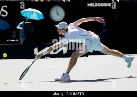 Melbourne, Australien. 25th. Januar 2022. Der kanadische Tennisspieler Denis Shapovalov in Aktion während des Australian Open Turniers im Melbourne Park am Dienstag, den 25. Januar 2022. © Jürgen Hasenkopf / Alamy Live News Stockfoto