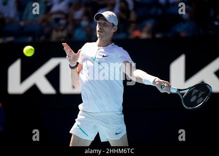 Melbourne, Australien. 25th. Januar 2022. Der kanadische Tennisspieler Denis Shapovalov in Aktion während des Australian Open Turniers im Melbourne Park am Dienstag, den 25. Januar 2022. © Jürgen Hasenkopf / Alamy Live News Stockfoto