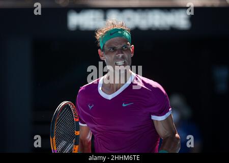 Melbourne, Australien. 25th. Januar 2022. Der spanische Tennisspieler Rafael Nadal feiert während des Australian Open Turniers am Dienstag, den 25January 2022. © Jürgen Hasenkopf / Alamy Live News Stockfoto