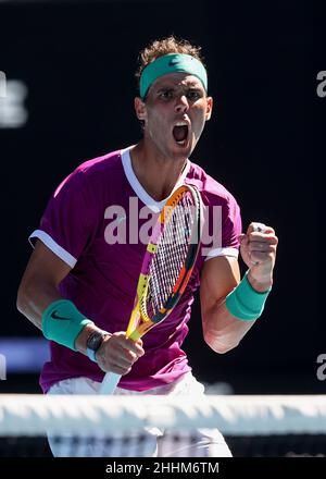Melbourne, Australien. 25th. Januar 2022. Der spanische Tennisspieler Rafael Nadal feiert während des Australian Open Turniers am Dienstag, den 25January 2022. © Jürgen Hasenkopf / Alamy Live News Stockfoto