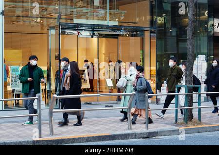 Straße vor einer Galerie im Shibuya-Viertel von Tokio. Die Galerie hielt eine Wes Anderson-Ausstellung ab. Etwas Bewegungsunschärfe. (22/1/2022) Stockfoto