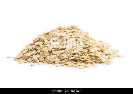 Frühstückscerealien. Ungekochte Haferflocken. Rohe Haferflocken isoliert auf weißem Hintergrund. Stockfoto