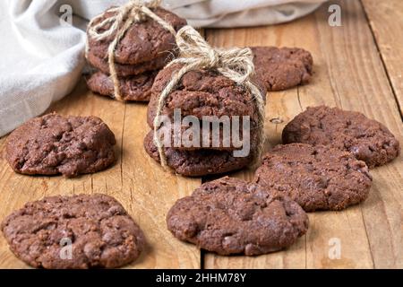 Choc-Chip-Cookies, die aufeinander gestapelt und mit einer braunen Schnur gebunden sind Stockfoto