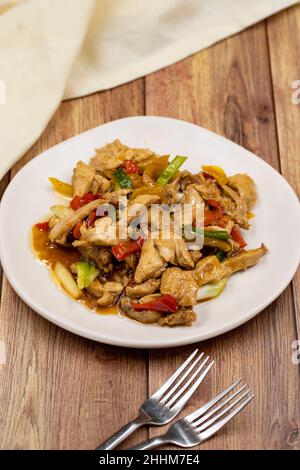 Chinesisches Hühnergericht. Huhn mit Olivenöl und Sojasauce. Traditionelles chinesisches Gericht, zubereitet mit Knoblauch, Zwiebeln, Paprika und grünem Pfeffer Stockfoto