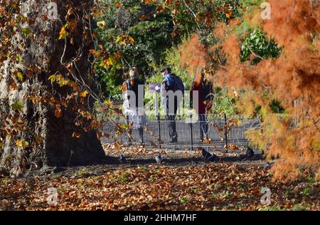London, England, Großbritannien. Menschen, die im Herbst im St James's Park spazieren gehen Stockfoto