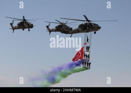 ESKISEHIR, TÜRKEI - 12. SEPTEMBER 2021: Hubschrauber der türkischen Polizei werden in der Sivrihisar SHG Airshow ausgestellt Stockfoto