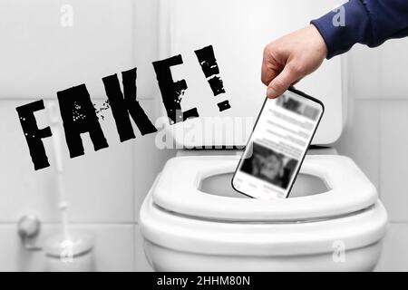 Gefälschtes Wort eine Person wirft ein Smartphone mit Nachrichten auf dem Bildschirm in die Toilette. Weigerung, Gerüchte und Fake News, Lügen, Unwahrheiten und un zu glauben Stockfoto