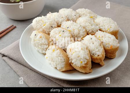 Tofu-Sushi mit Reis in Tofu Stockfoto