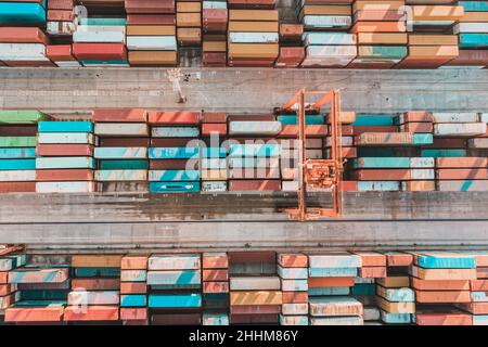 Luftaufnahme des Hafenterminals der Reederei. Buntes Muster von Containern im Hafen. Maritime Logistik globaler Inport Exporthandel Stockfoto