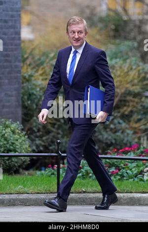 Der konservative Parteivorsitzende Oliver Dowden kommt vor der wöchentlichen Kabinettssitzung der Regierung in der Downing Street in London an. Bilddatum: Dienstag, 25. Januar 2022. Stockfoto